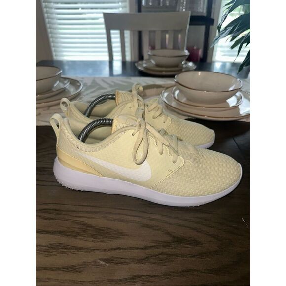 Nike Women’s Roshe Golf Shoes Size 10 Pale Yellow CD6066-700 - Picture 1 of 7